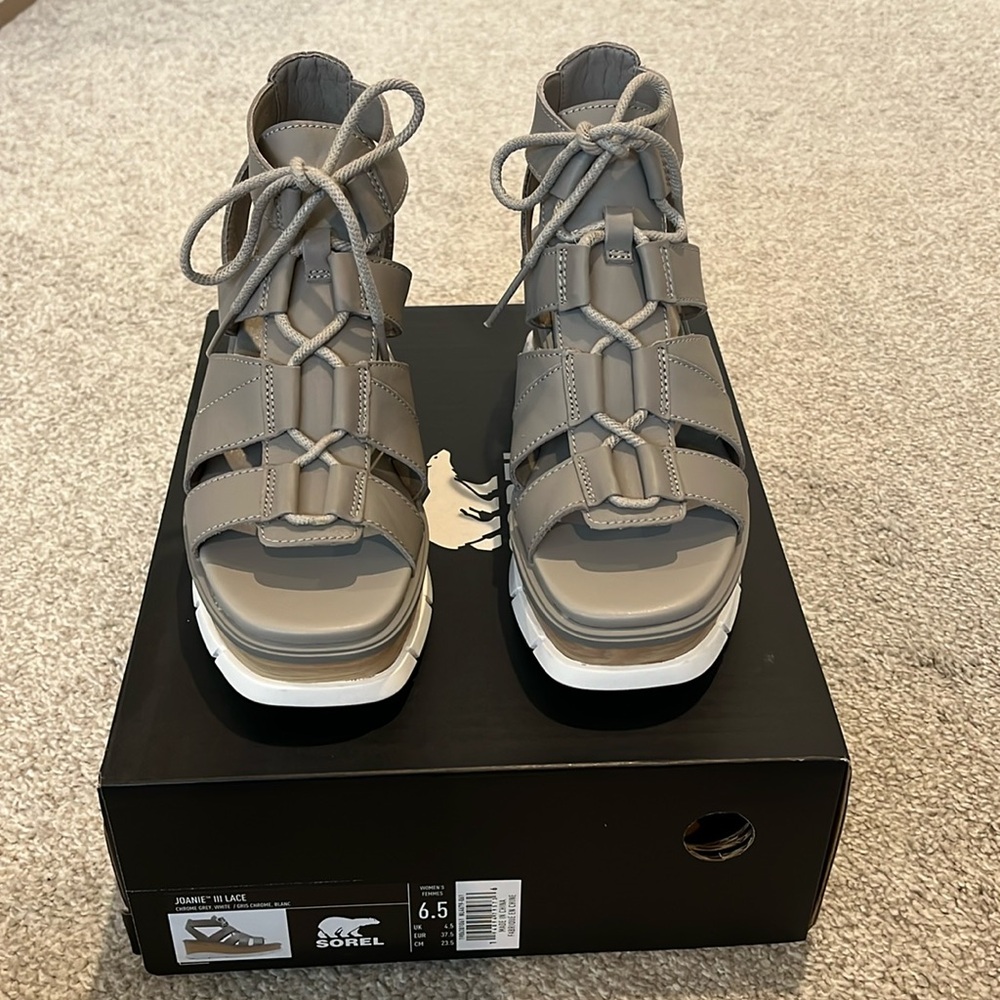 New in box Sorel Joanie III Lace sandal, size 6.5M, grey leather